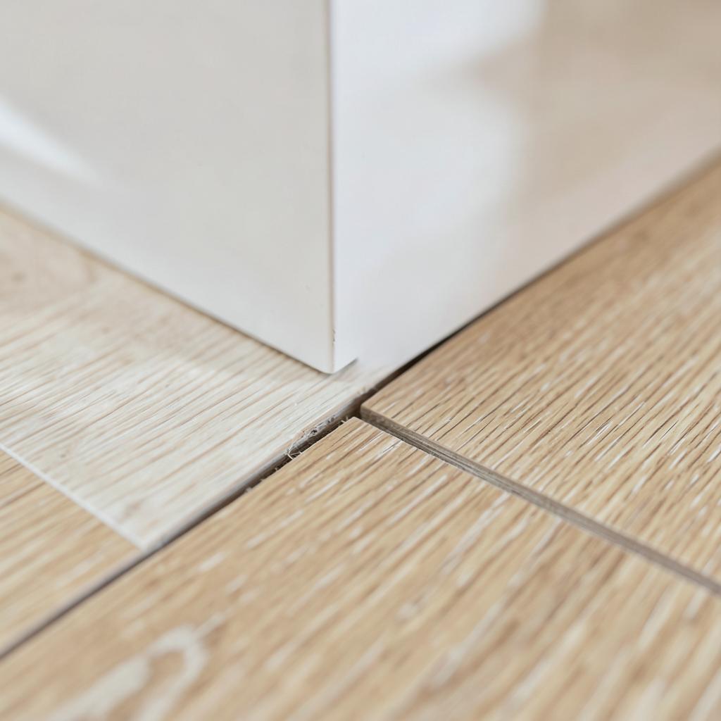 Detalhe de acabamento entre réguas de piso laminado